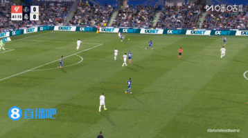 抽象！马斯坦托诺意外滑倒中断皇马反击，后面停球没停好又滑倒了