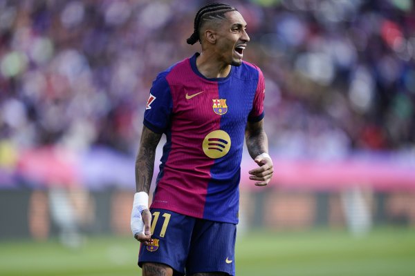 每体：拉菲尼亚现身诺坎普运动活动    场  施工现场，与家人朋友一起参观