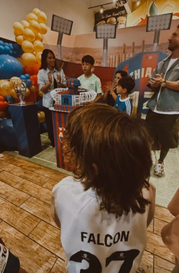 红蓝之心！网传梅西儿子蒂亚戈以巴萨主题派对庆祝13岁生日