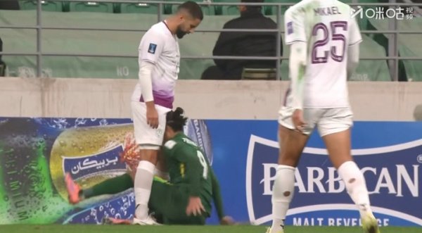 少儿不宜！张玉宁上半场与对方球员发生肢体冲突，两人各吃一黄