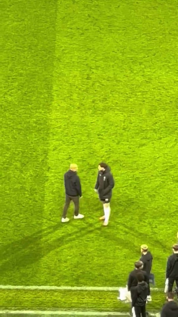 额外补课😂瓜迪奥拉在赛事  结束后，对曼城中场球员冈萨雷斯进行指导